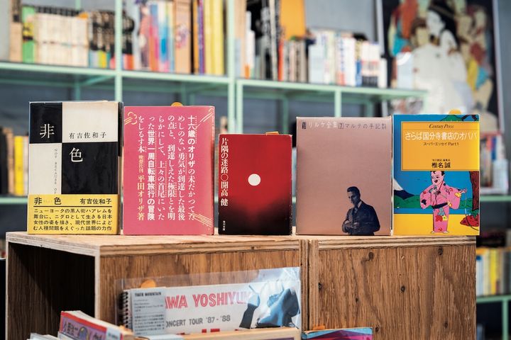 有吉佐和子『非色』（装丁／中林洋子）、平田オリザ『十六歳のオリザの未だかつてためしのない勇気が到達した最後の点と、到達しえた極限とを明らかにして、上々の首尾にいたった世界一周自転車旅行の冒険をしるす本』（装丁／杉浦康平）、開高健『片隅の迷路』（装丁／石岡瑛子）、『リルケ全集７ マルテの手記』（装丁／真鍋博）、椎名誠『さらば国分寺書店のオババ』（装丁／田中一光）