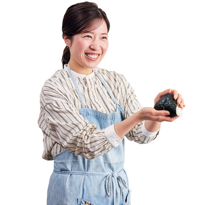 ぐっち夫婦のSHINOさんがおにぎりを握る様子