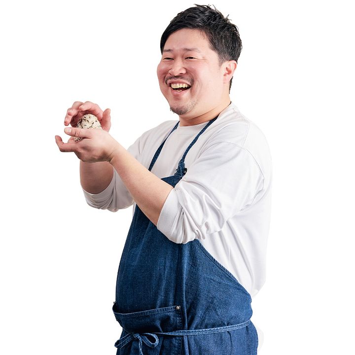 ぐっち夫婦のTatsuyaさんがおにぎりを握る様子