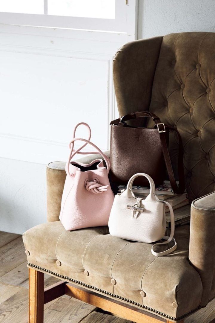 （右）バッグ［H21×W23×D9㎝］¥82,500／ヒロフ（ワールド プレスインフォメーション）、（中）バッグ［H15×W15×D9㎝］¥105,600／ロンシャン（ロンシャン・ジャパン）、（左）バッグ［H22×W20×D14㎝］¥48,400／ヴァジック（ヴァジックジャパン）