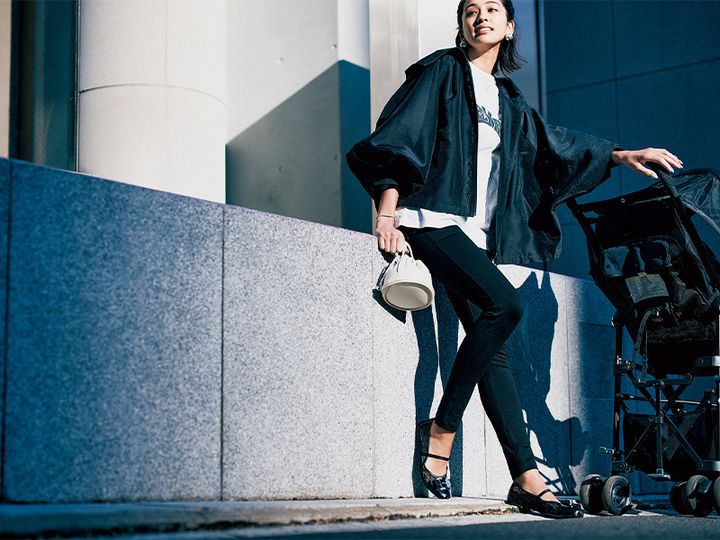 ロゴTシャツとスリムパンツにブルゾンを羽織って足元はフェラガモのバレエシューズをはいた木佐貫まやさん