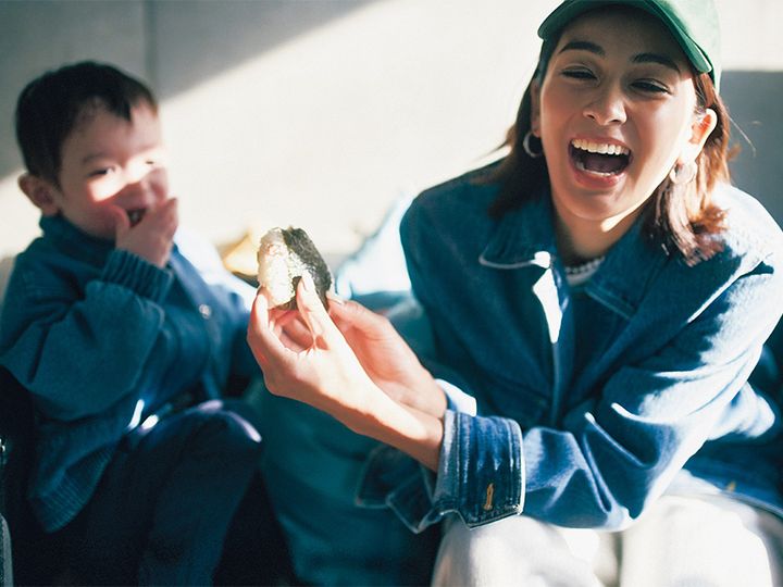 おにぎりを手に笑うGジャンにキャップを被った木佐貫まやさん