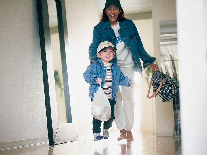 廊下を走る男の子とGジャンとスウェットパンツを着た木佐貫まやさん