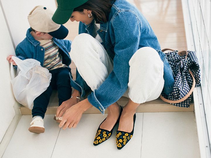 Gジャンとスウェットパンツにマノロブラニクの花の刺繍入りフラットシューズをはいた木佐貫まやさん