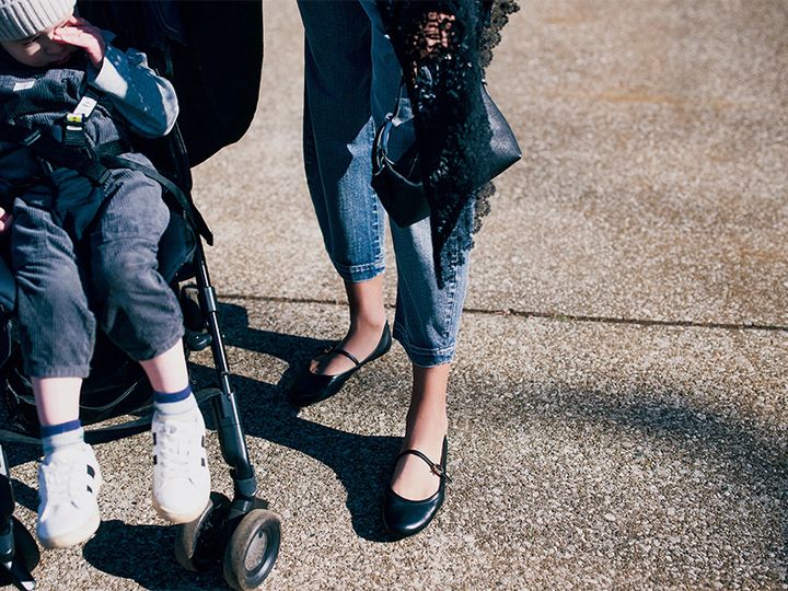 デニムに合わせたジャンヴィトロッシのソールがラバーになったバレエシューズ