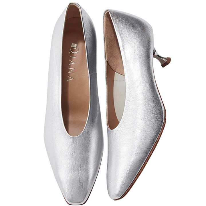 ダイアナのシルバーパンプス