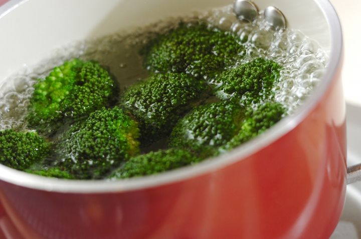 ブロッコリーのおろし和えの下準備1