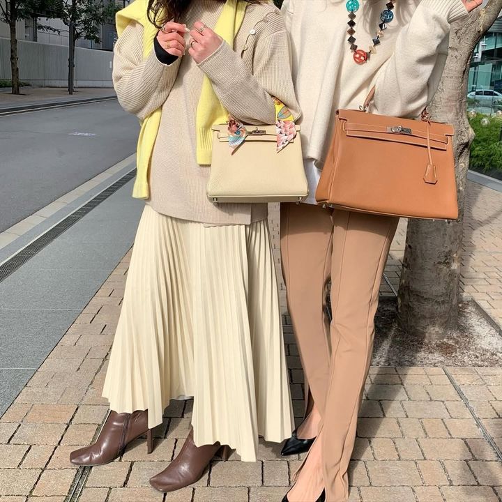 エルメスのバッグを持つ女性