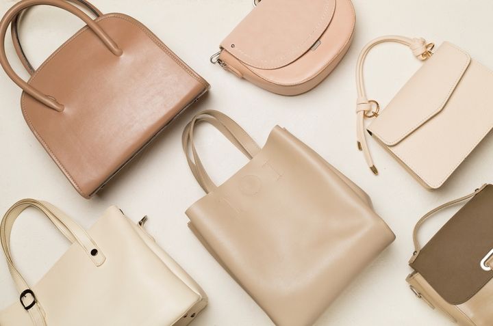 たくさん並んださまざまな種類のバッグ