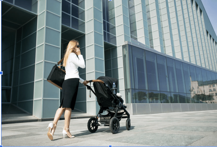 ベビーカーを押しながら電話をしているワーママ