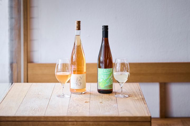 （写真左から）「シャルルフレイ マゼラシシオン」グラス1300円、右「リキッドロックンロール ホワイト・ノイズ」グラス1100円