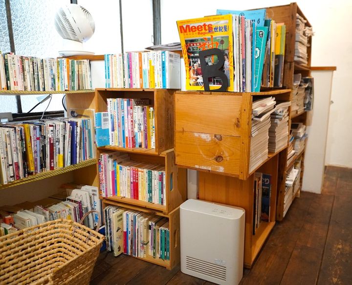 ぎっしり並ぶ蔵書に初めて訪れた人は驚くかも？
