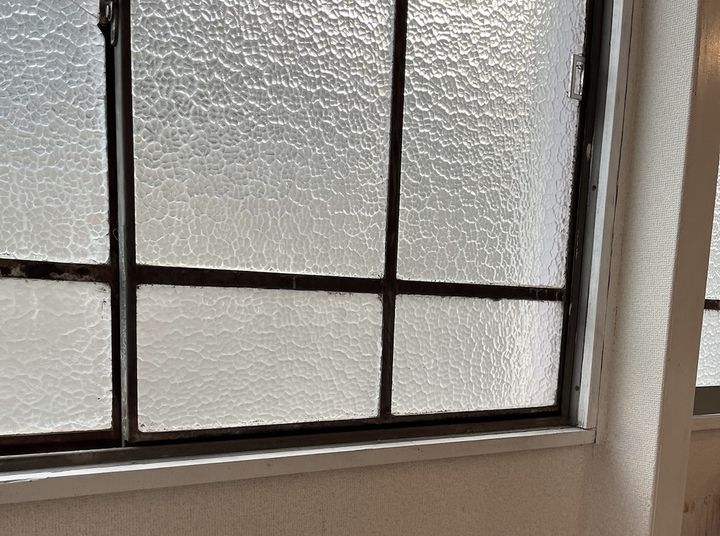 昭和レトロなガラス窓にも癒やされます