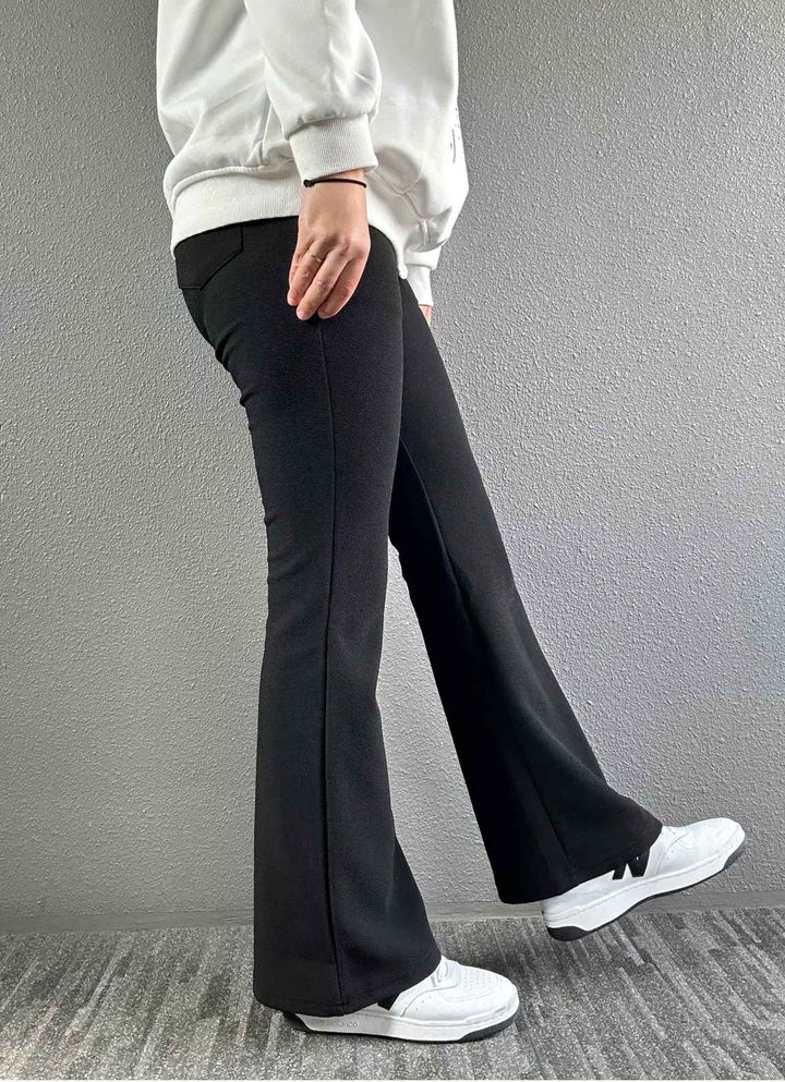 画像: 膝下からきれいなフレアシルエット