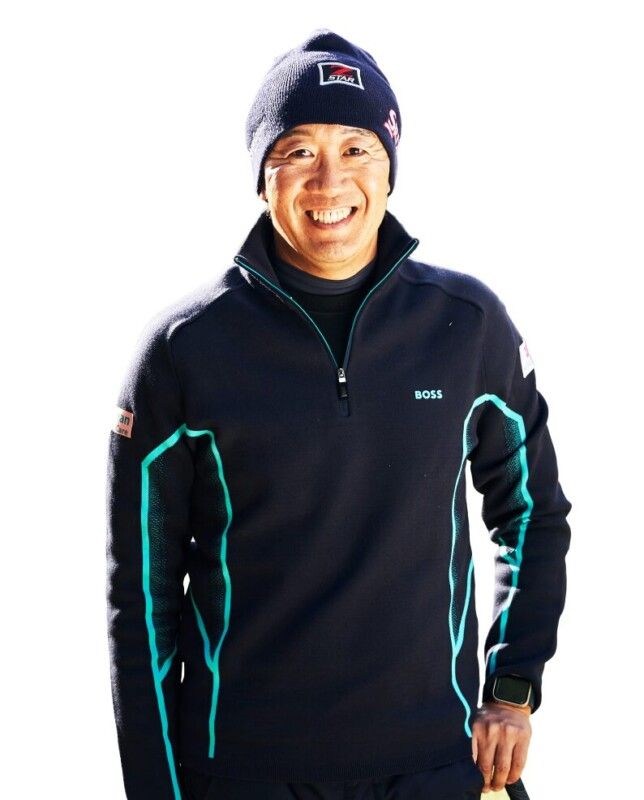 芝が薄く硬いベアグラウンドでも有効！アプローチの秘技“タイスピナー”って？