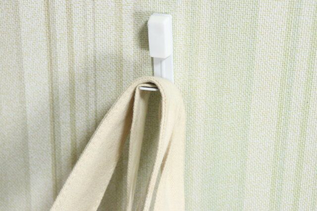 ダイソーの壁面にしっかり固定ピンフックの使用例