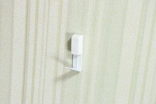 ダイソーの壁面にしっかり固定ピンフックを壁面に設置した様子