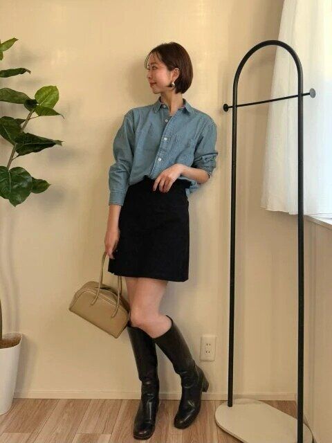 デニムシャツロングブーツコーデ