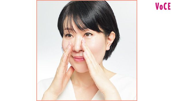 親指と人差し指でL字をつくり、人差し指はほうれい線にそわせ、親指はあご下に