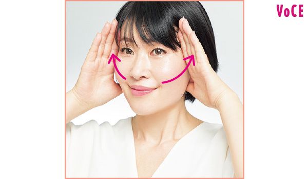 人差し指にのったお肉を軽く持ち上げながらこめかみまでスライド