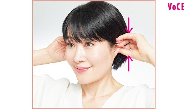 耳の上と下をくっつけるように二つ折りする、前に折るなどいろんな方向に折ったり、引っ張ったりを30秒続けてほぐす