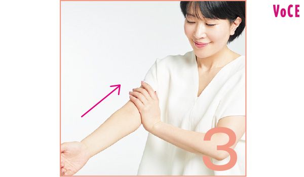 （3）心臓から遠いところを起点にボディオイルを“流し塗り”