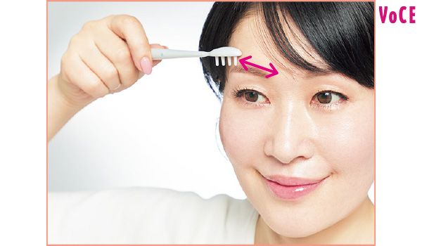 眉に押し当て歯磨きの要領でシャリシャリ動かす
