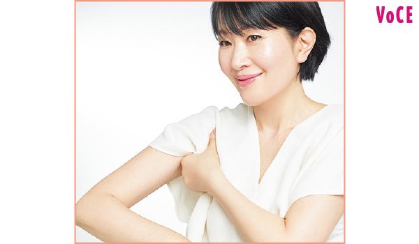 人差し指、中指、薬指を脇のくぼみに入れ込み、親指を脇の前側に当てて、つまみ上げるように挟む