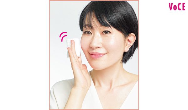 ヒタヒタに含ませたコットンを肌に当て、手首を返しながら全体に