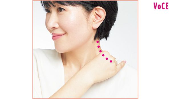 首から肩の付け根まで太い筋をつまみながら揉む