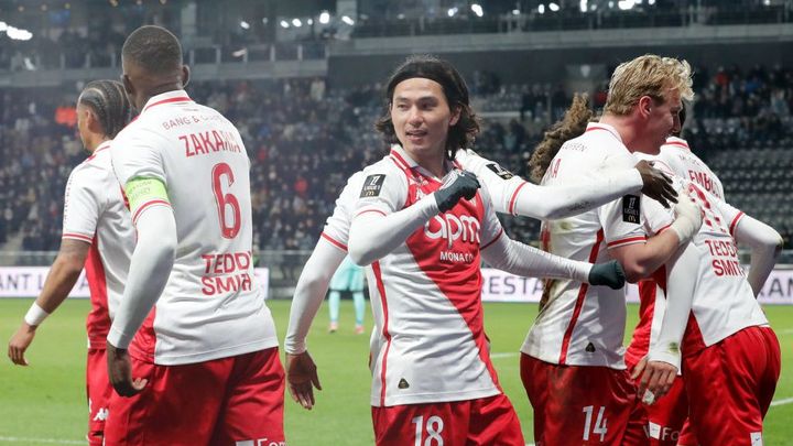 日本代表MF所属クラブの地元公共放送、「最大ライバル」を応援した解説者を停職処分に