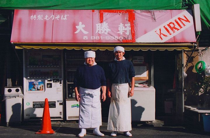 旧東池袋大勝軒にて（左：山岸一雄さん、右：田内川真介さん）