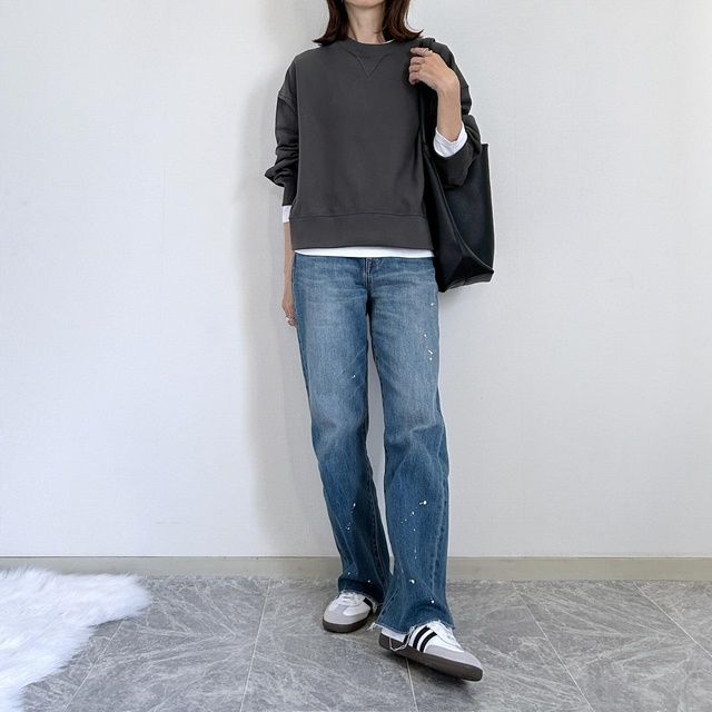 UNIQLO and JW ANDERSONのダークグレーの「ボクシースウェットシャツ」