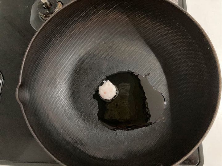 フライパンにゴマ油と牛脂を入れる