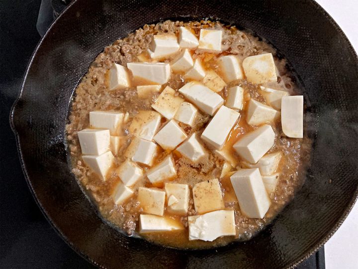 さいの目切りした豆腐を入れる