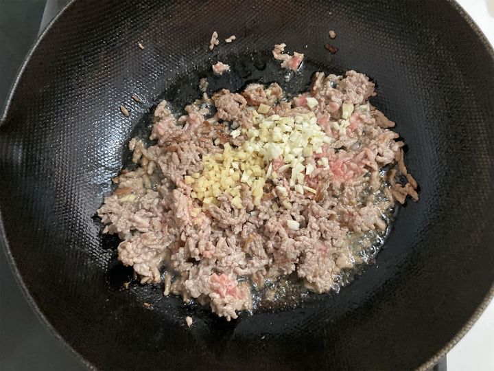 にんにく、しょうがを入れる