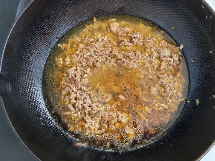 水を入れて煮込む