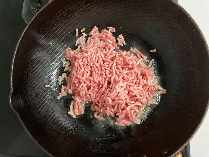 合いびき肉を炒める