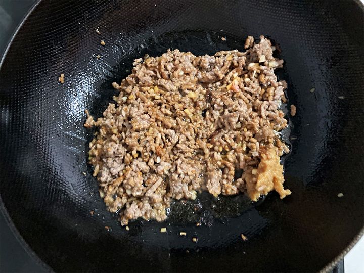 味噌を入れて炒める