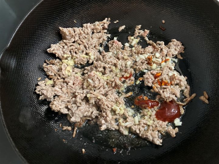 豆板醬を入れる