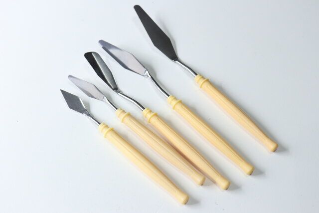 ダイソーの5本セット200円のペインティングナイフ