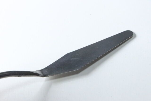 ダイソーのペインティングナイフはよくしなるステンレス製