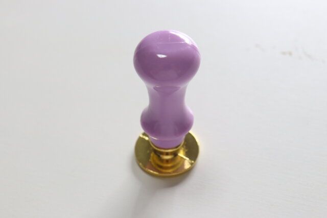 セリアのシーリングワックス押し型 ビスケットのパステルカラーのハンドル