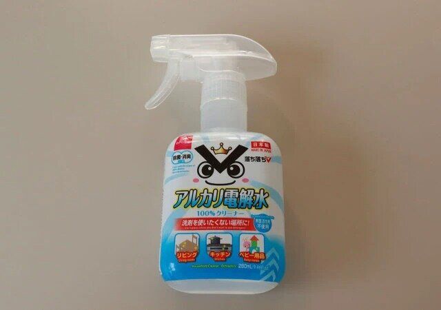 ダイソーのアルカリ電解水100％クリーナーのパッケージ