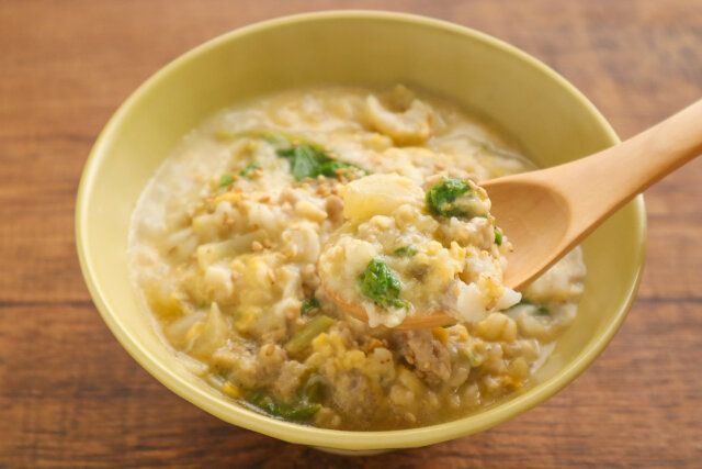 豚ひき肉とセロリのオートミール粥 スプーンで掬う
