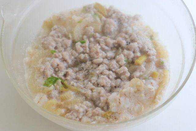 ふんわりとラップをして、レンジ600Wで3分半～4分加熱する。