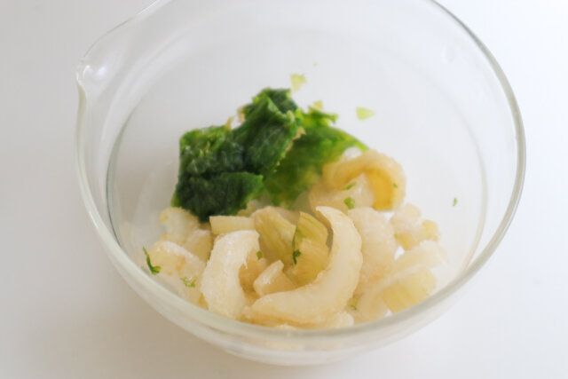 カットしたセロリの茎の部分と葉っぱ