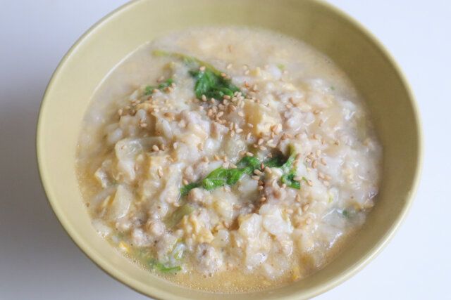 器に盛り、白いりごまをふる。