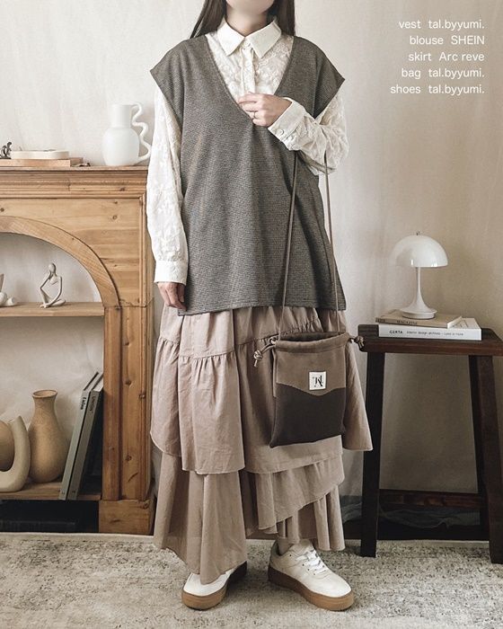 千鳥格子柄ベスト×しまむらのベージュの「ティアードスカート」