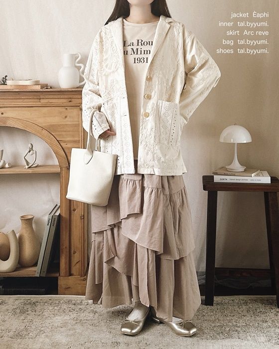 レースジャケット×しまむらのベージュの「ティアードスカート」